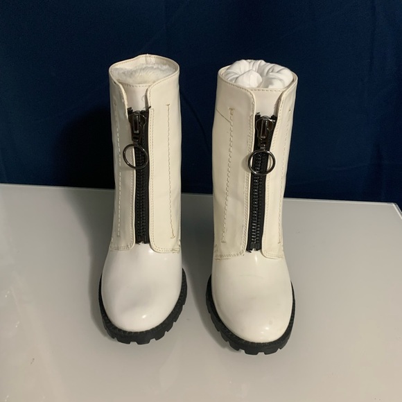 Vera Wang White Ankle Boots SIZE 7 - Picture 2 of 6